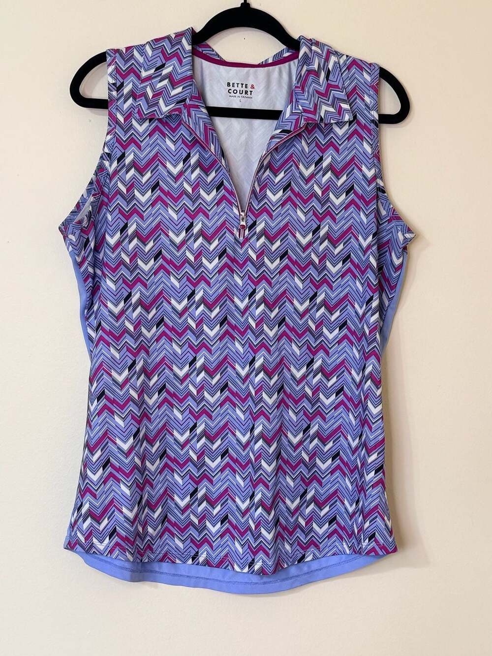 Bette & Court Geometric Pattern Sleeveless Quarter-Zip Golf Polo Shirt